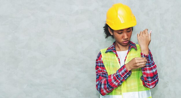 Ritratto di giovane professionista nero donna ingegnere civile architettura lavoratore che indossa elmetto di sicurezza per lavorare in cantiere o magazzino