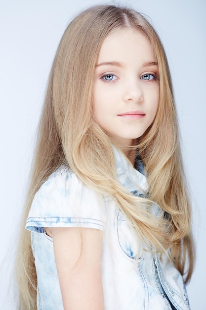 Ritratto di giovane ragazza bionda con gli occhi azzurri.