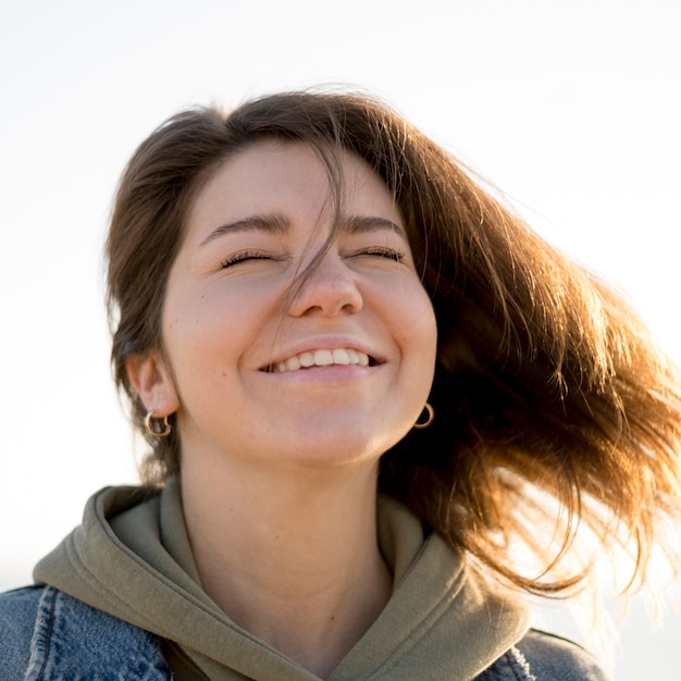 Ritratto di giovane ragazza con i capelli castani