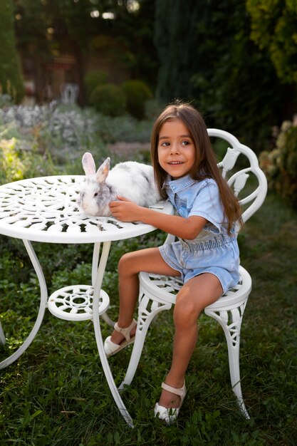 Ritratto di giovane ragazza con il suo coniglio domestico