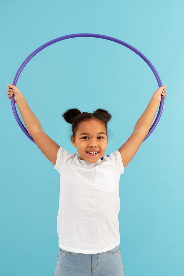Foto gratuito ritratto di giovane ragazza felice con hula hoop