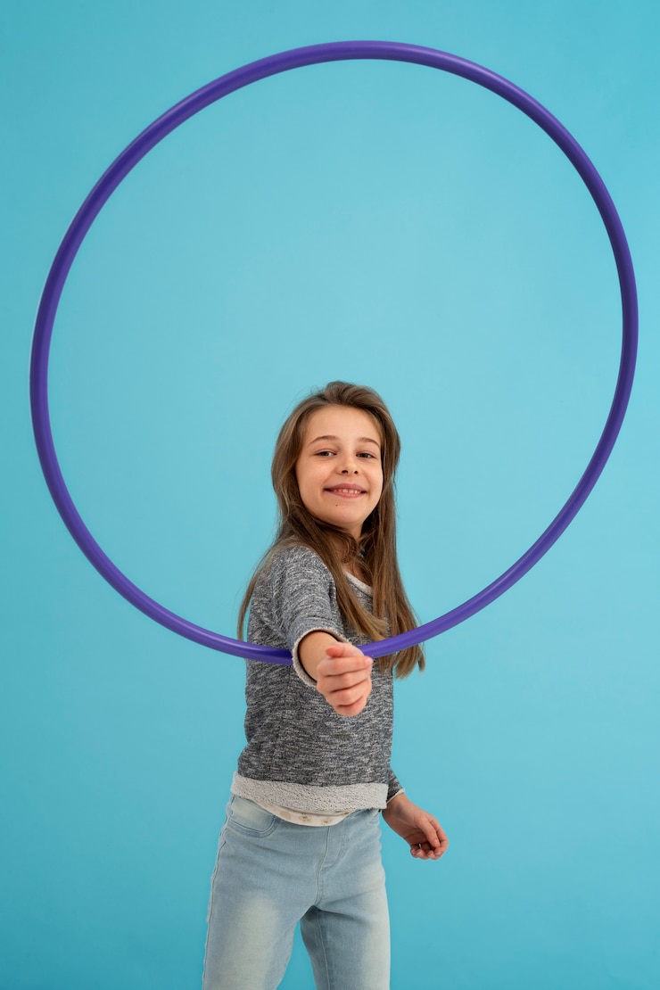 Foto gratuito ritratto di giovane ragazza felice con hula hoop