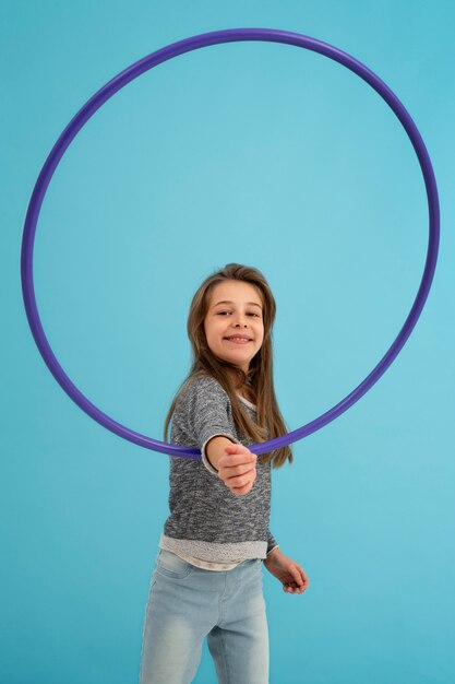 Ritratto di giovane ragazza felice con hula hoop