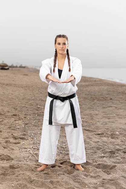 Ritratto di giovane ragazza in abito di karate