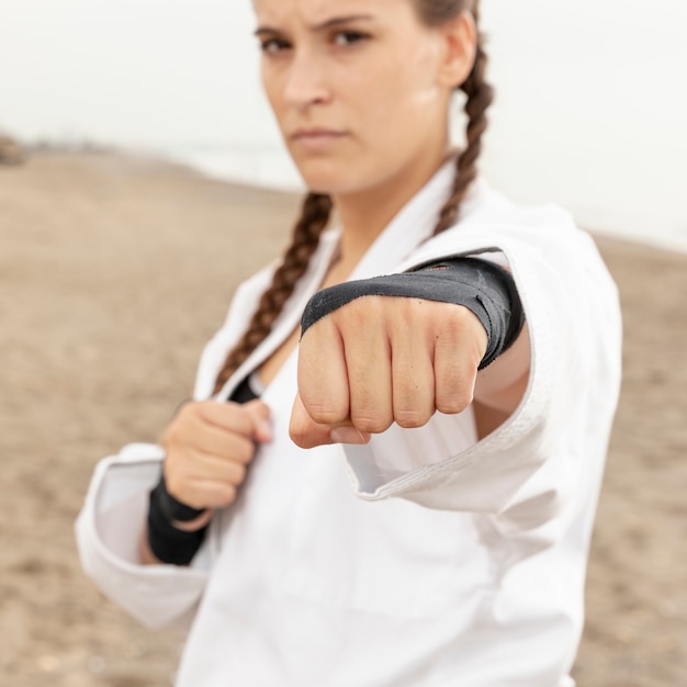 Ritratto di giovane ragazza karate training