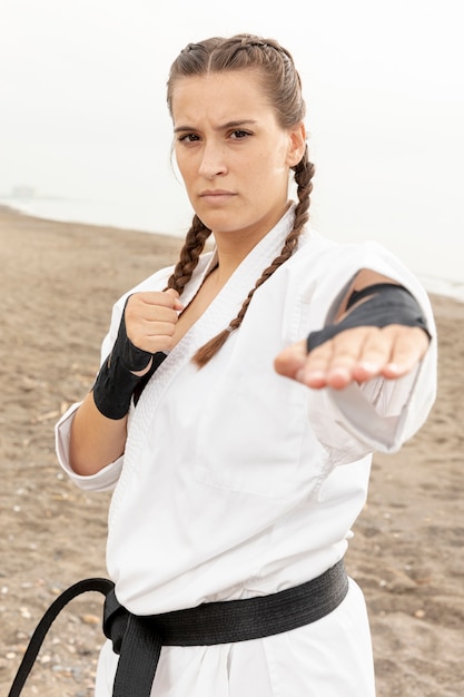 Ritratto di giovane ragazza praticare il karate