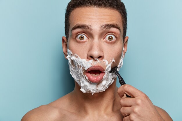 Ritratto di giovane uomo che rade la barba