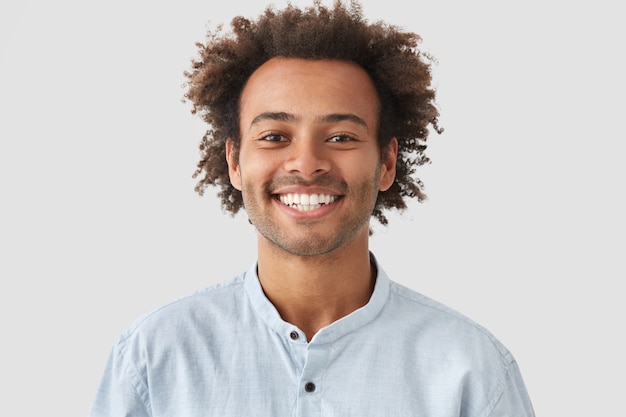 Ritratto di giovane uomo con i capelli ricci che indossa la camicia