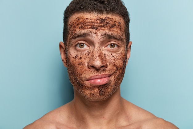 Ritratto di giovane uomo con maschera facciale