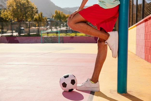 Ritratto di giovane uomo con pallone da calcio