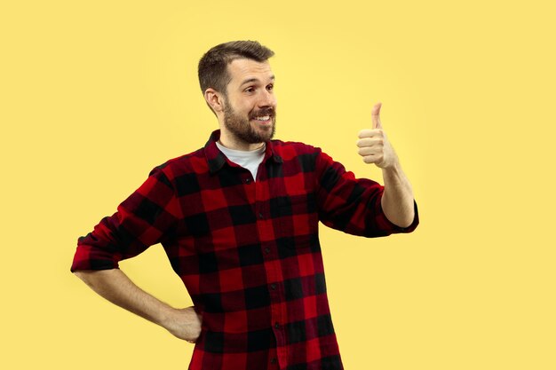 Ritratto di giovane uomo in camicia.Vista frontale. Colori alla moda. Sorridendo e mostrando un segno di OK.