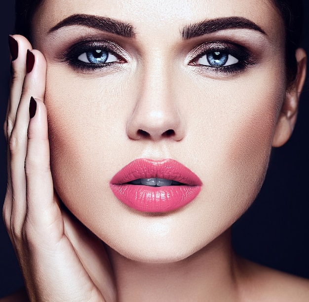 Ritratto di glamour sensuale di bella donna modello donna con il colore delle labbra rosa e viso pulito pelle sana
