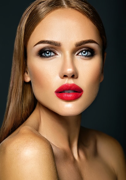 Ritratto di glamour sensuale di bella donna modello donna con il trucco quotidiano fresco con il colore delle labbra rosse e viso pulito pelle sana