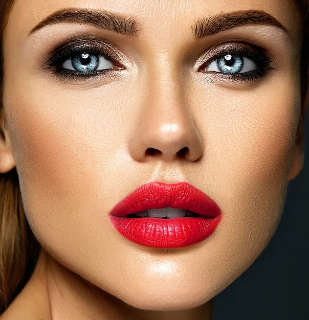 Ritratto di glamour sensuale di bella donna modello donna con il trucco quotidiano fresco con il colore delle labbra rosse e viso pulito pelle sana