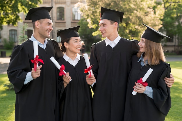 Ritratto di gruppo di studenti che celebrano la loro laurea