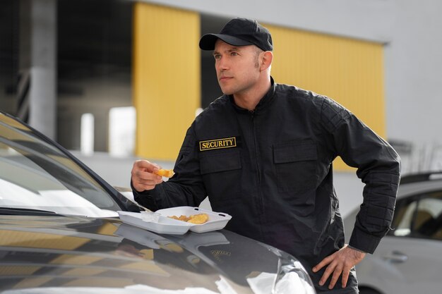 Ritratto di guardia di sicurezza maschile che ha una pausa pranzo