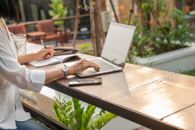 Ritratto di imprenditrice in un caffè utilizzando un computer portatile