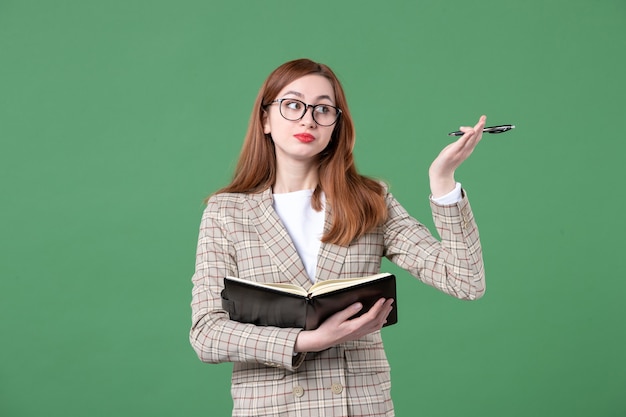 Ritratto di insegnante femminile che scrive note su green