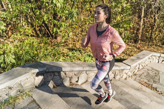 Ritratto di jogging donna all'aperto