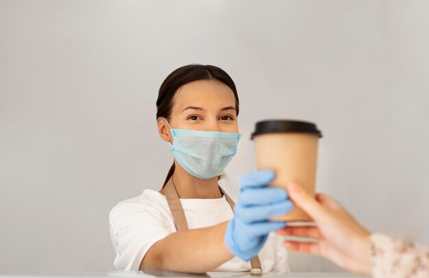 Ritratto di lavoratore con maschera e guanti chirurgici