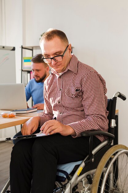 Ritratto di lavoratore disabile in ufficio