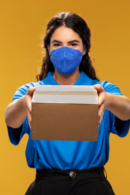 Ritratto di liberatore femminile con maschera medica