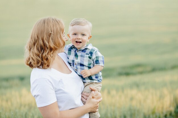 Ritratto di madre con suo figlio tra il campo di grano