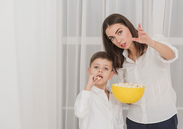 Ritratto di madre e figlio con popcorn