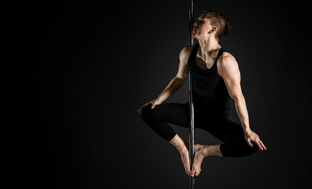 Ritratto di maschio ballerino professionista pole