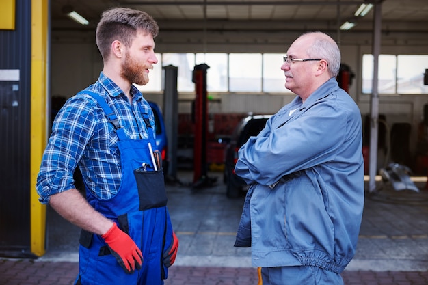 Ritratto di meccanici in un'officina