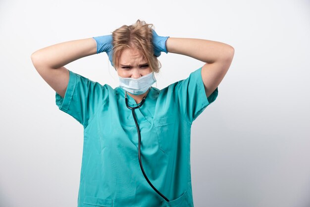 Ritratto di medico donna arrabbiato che indossa la maschera protettiva. Foto di alta qualità