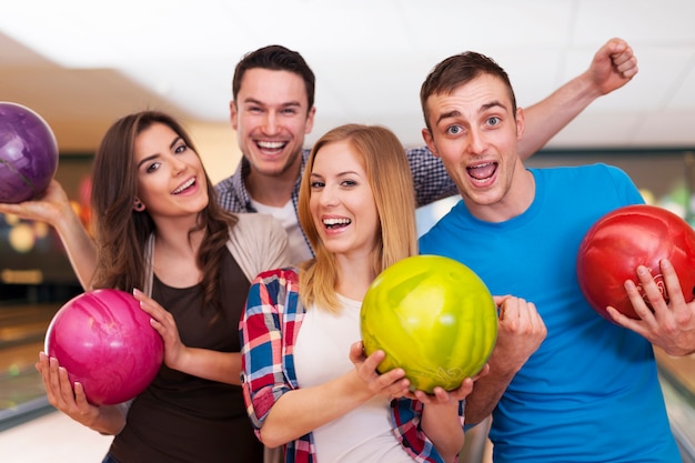 Ritratto di migliori amici al bowling