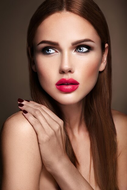 Ritratto di modello di bella ragazza con trucco sera e acconciatura romantica. labbra rosse