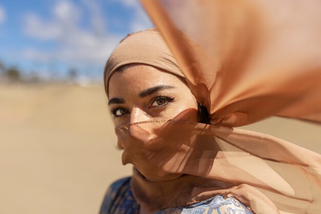 Ritratto di persona che viaggia nel deserto