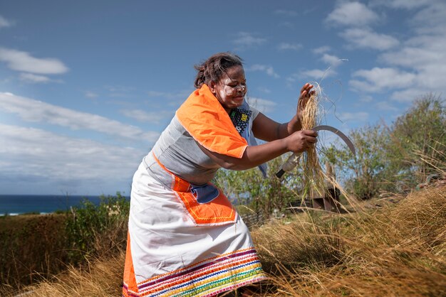 Ritratto di persona indigena che mostra la vita quotidiana