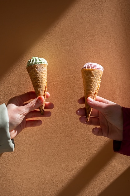 Ritratto di persone all'aperto che tengono coni gelato