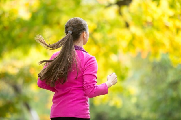 Ritratto di profilo di una giovane donna attraente che fa jogging in autu