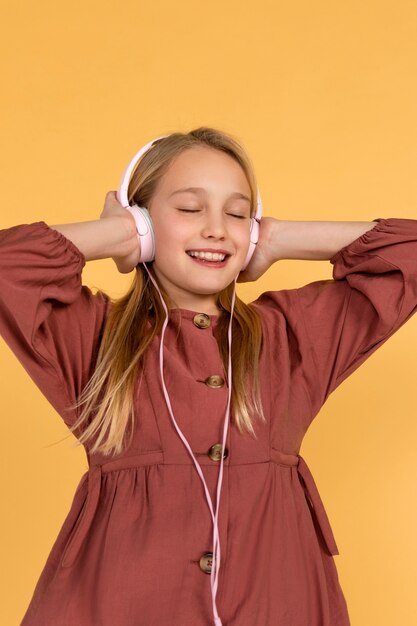 Ritratto di ragazza adolescente che ascolta la musica