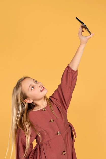 Ritratto di ragazza adolescente che prende un selfie