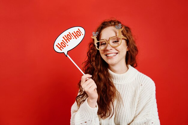 Ritratto di ragazza allegra che celebra il Natale