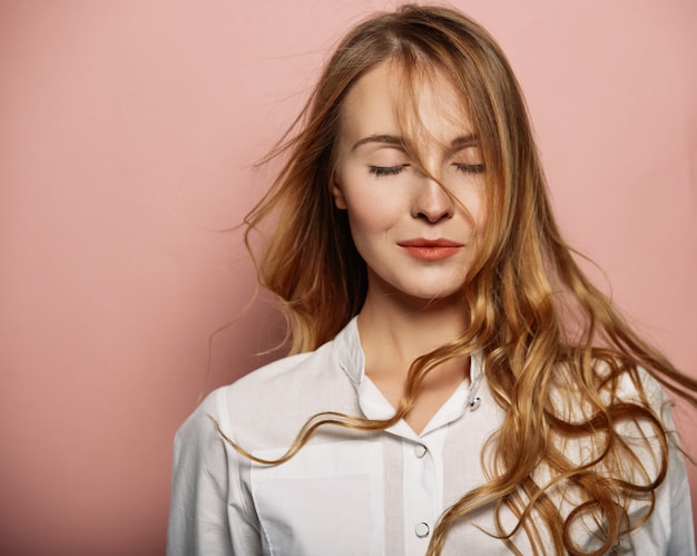 Ritratto di ragazza attraente in una camicia bianca