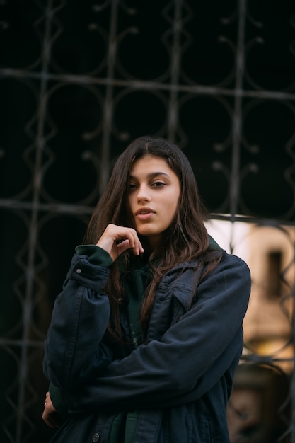 Ritratto di ragazza carina con i capelli lunghi