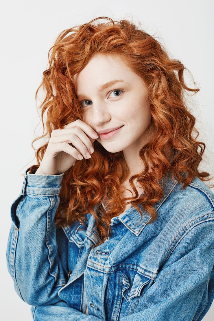Foto gratuito ritratto di ragazza carina con i capelli ricci rossi e sorridente di lentiggini.