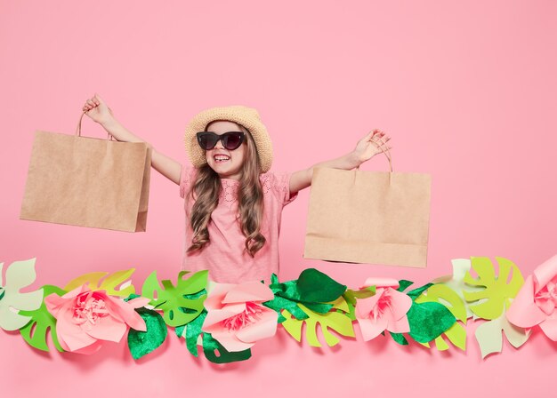 Ritratto di ragazza carina con la borsa della spesa