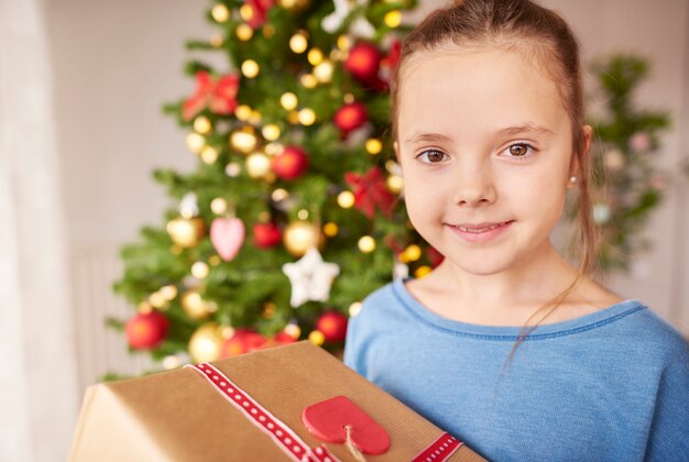 Ritratto di ragazza carina con regalo di Natale