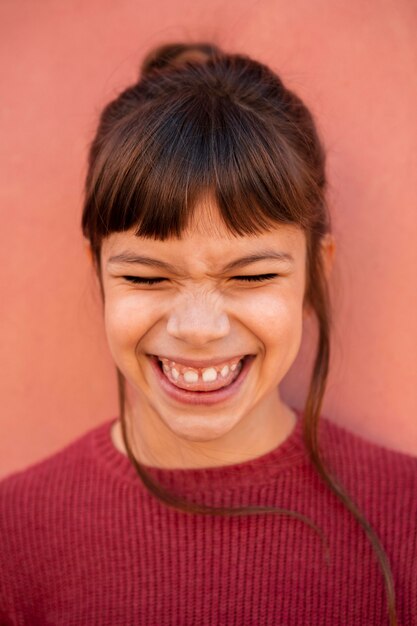 Ritratto di ragazza carina sorridente