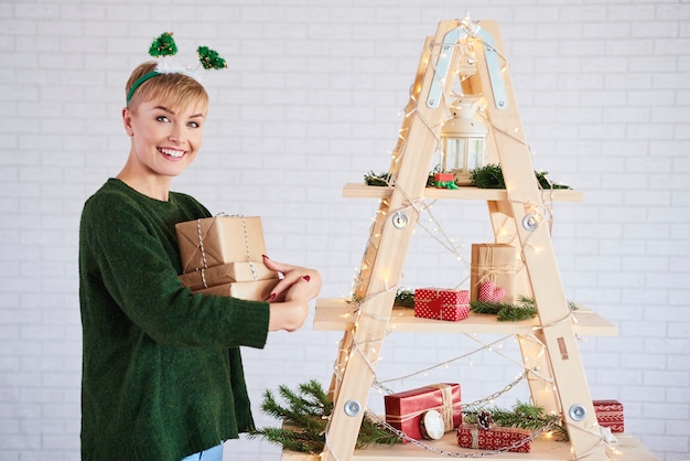 Ritratto di ragazza con pila di regali di Natale