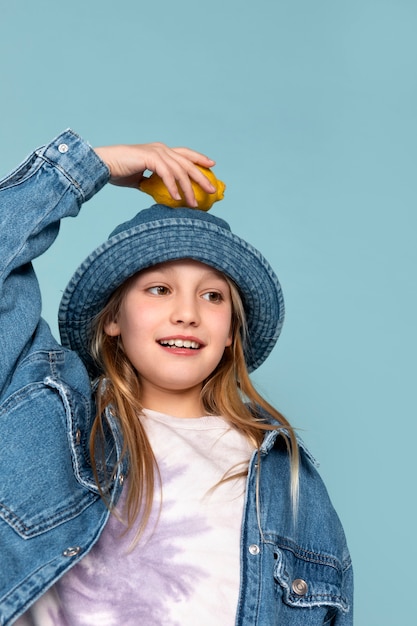 Ritratto di ragazza con un limone in testa