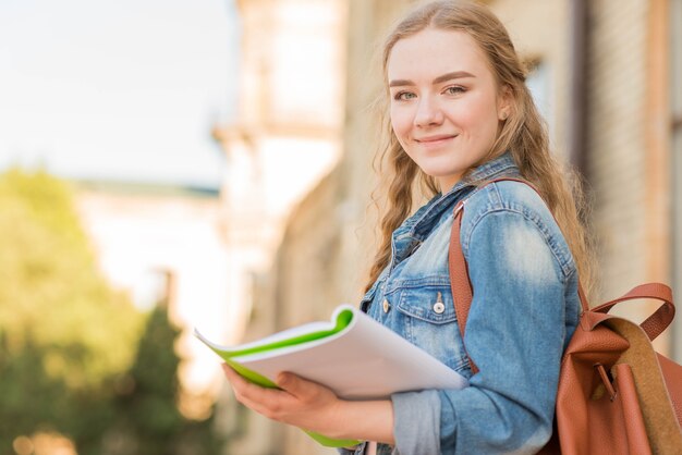 Ritratto di ragazza di fronte a scuola