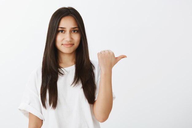 Ritratto di ragazza europea con pelle abbronzata e capelli scuri